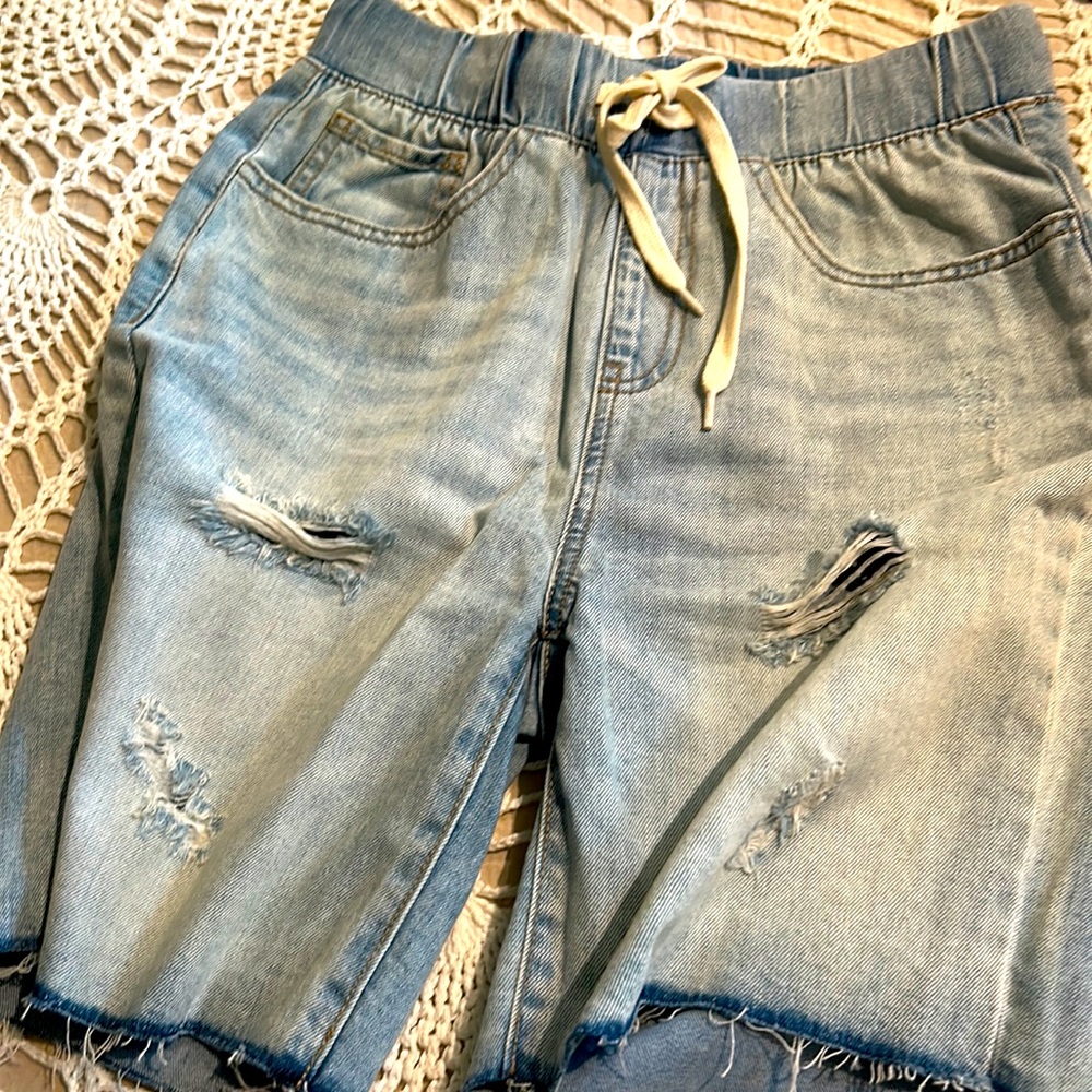 Distressed Bermuda jean shorts with drawstring. Size. Small